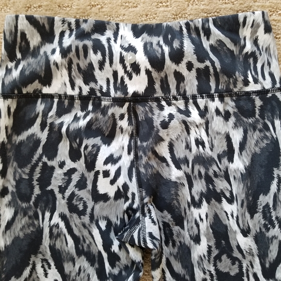 3/$20⭐ 90 Degree animal print cropped leggings - Picture 7 of 7